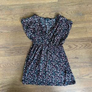 Forever 21 deep V Neck floral tunic top. Size M